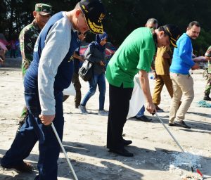 Goro Akbar Pantai Tiku Wujud Peduli Lingkungan