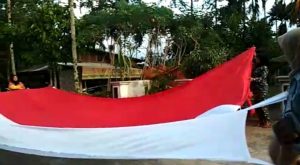 Warga Kamang Hilia Kibarkan Bendera Raksasa