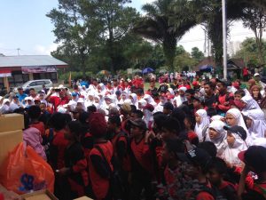 Ribuan Peserta Jalan Santai Penuhi Sungai Pua