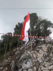 Bendera Raksasa Berkibar di Binu Park Kamang Hilia