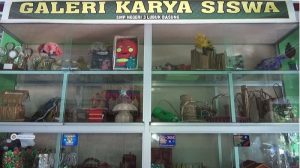 SMPN 3 Lubuk Basung Daur Ulang Sampah Jadi Bahan Bernilai
