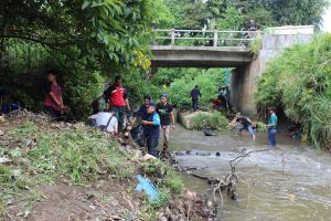 Warga Kamang  Magek Gelar Aksi Bersih Batang Agam