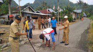 Camat Baso Bongkar Tanggul di Jalan Kabupaten