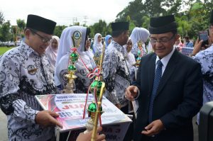 Bupati Agam Serahkan Piagam dan Piala Lomba Sekolah Sehat