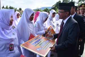 Bupati Agam Serahkan Penghargaan Bidang Kesehatan 2018