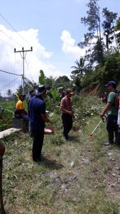 Perindah Kampung, Masyarakat Kampeh Gelar Bakti Sosial Bersihkan Jalan