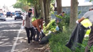 Pemerintah Kecamatan Ampek Angkek Bersihkan Jalan Sambil Ngabuburit