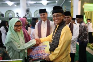 Bupati Serahkan Hadiah untuk Pemenang Lomba Pawai Takbir Idul Fitri 1440 H