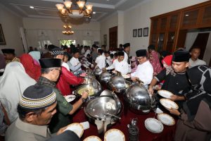 Tidak Hanya Pejabat, Open House di Rumdis Bupati Juga Dihadiri Warga