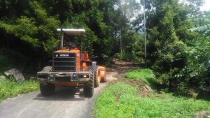 Kerahkan Alat Berat, BPBD Agam Bersihkan Material Longsor di Tanjung Raya