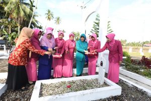 Jelang Hari Ibu ke-91, GOW Agam Ziarah ke Makam Siti Manggopoh