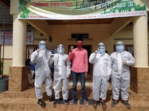 Mahasiswa KKN UNRI Semprotkan Disinfektan di Pasar dan Rumah Ibadah