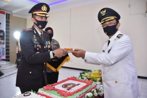 HUT Bhayangkara ke-74, Bupati Agam Terima Potongan Kue Pertama dari Kapolres