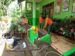 Guru dan Siswa Bersihkan Material Banjir di SDN 41 Sangkir