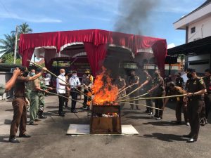 Kejari Agam Musnahkan Barang Bukti 78 Perkara