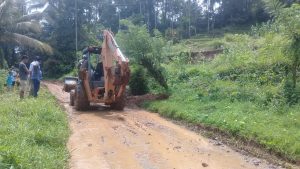 Alat Berat Dikerahkan Bersihkan Material Longsor di Palembayan