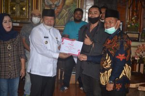Bupati Agam Hadiri Penyerahan Hadiah Lomba Foto Green House Lezatta