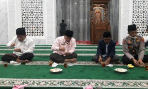 Bupati Agam Buka Puasa Bersama Warga Batu Taba di Masjid Darul Makmur
