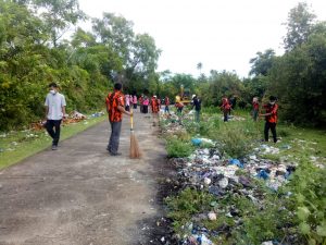 Pemnag Tiku Selatan dan PAC PP Tanjung Mutiara Goro Bersihkan Sampah