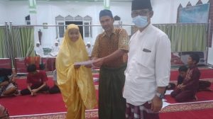 Pengurus Masjid Albadriyah Lansano Bagikan Bantuan Lebaran