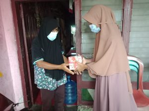 Assalam Agam Bagikan Takjil Gratis ke Rumah-Rumah Warga