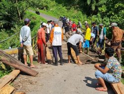 Masyarakat Aia Taganang Perbaiki Jembatan Batang Matua