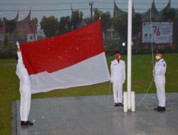 Diguyur Hujan Lebat, Upacara Penurunan Bendera di Agam Khidmat