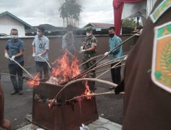Kejari Agam Musnahkan Barang Bukti Kejahatan Selama 2021