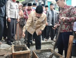 Bupati Agam Letakan Batu Pertama Pembangunan Surau Baru di Aro Kandikia