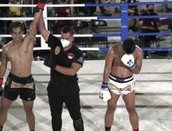 Pukulan “White Rock” Serieal Effendy Gulung Nur Humam di Summer Fights Bali