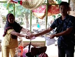 Wali Jorong Pasar Durian Antarkan Langsung BLT DD Kepada 44 KPM