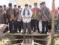 Peletakan Batu Pertama, Bupati : Memberikan Manfaat dan Menambah Semangat Belajar Santri