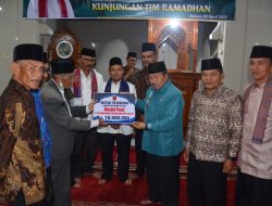 Bupati Agam Serahkan Bantuan Rp10 Juta Untuk Pembangunan Masjid Sidang Panji