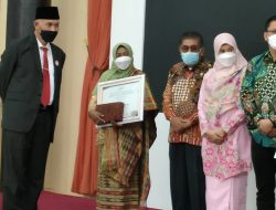 Berjasa di Bidang Kesehatan, Kader Posyandu Agam Terima Penghargaan