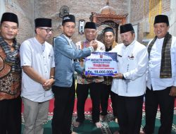 Bersafari ke Masjid Ihsan Siguhung, Bupati Agam Serahkan Bantuan Rp10 juta