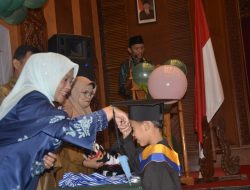 Wisuda Paud, Wali Murid Pakai Baju Adat