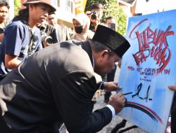 Mural Art Competition Dimulai, Bupati Agam Bubuhkan Tandatangan di Kanvas