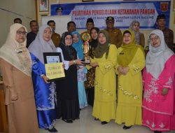 Serahkan Trophy Juara Gerakan PKK Provinsi, Ini Pesan Ketua TP PKK Agam