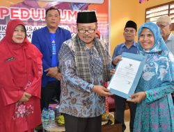 Bupati Agam Serahkan 101 Dokumen Perizinan Usaha pada Pelaku UMKM di Baso