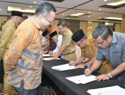 Wujudkan Pemilu Serentak 2024 yang Jujur dan Adil, Bupati Agam Tandatangani Pakta Integritas