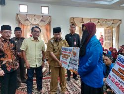 Bantu UMKM dan Mahasiswa, Bupati Agam Salurkan Zakat Program Agam Makmur dan Agam Cerdas