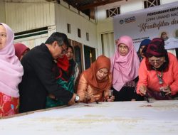 Mulai Berproduksi, Ny Yenni Harap Kamang Mudiak Hasilkan Batik Khas