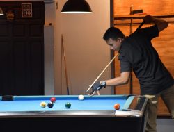 Novi Herman Singkirkan Rido Purnomo di Semifinal Turnamen Billiard POBSI Agam
