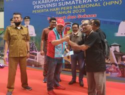 Tiba di Kualanamu, Bupati Agam Dikalungi Ulos