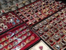 Penjual Cincin Batu Akik Masih Eksis di Pasar Lubuk Basung