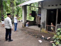 Tinjau Rumah Sulastri, Bupati Agam Salurkan Bantuan