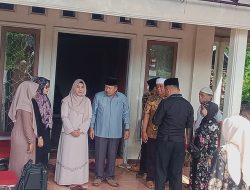 Sekda Agam Berduka, Bupati Agam Melayat Ke Rumah Duka