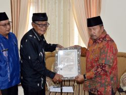 Bupati Agam Serahkan Sertifikat HKI – Piagam Pada Pelaku Ekraf dan Pengiat Seni