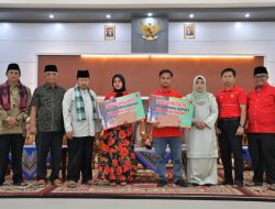 Bupati Agam Serahkan Bonus Bagi 111 Petugas Kebersihan dan Pertamanan