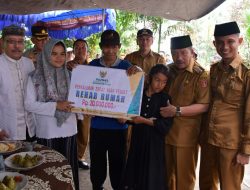 Bupati Agam Letakkan Batu Pertama Pembangunan Rumah Maswendi